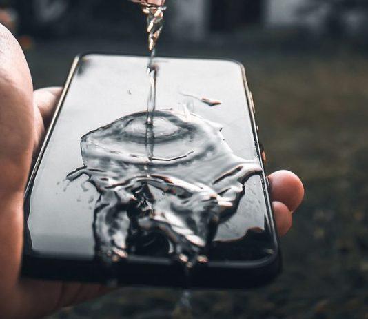 9 dấu hiệu nghi ngờ iPhone bị hư do ngấm nước cần phải sửa ngay iPhone có thể bị hư nếu ngâm nước lâu (Ảnh: Internet)