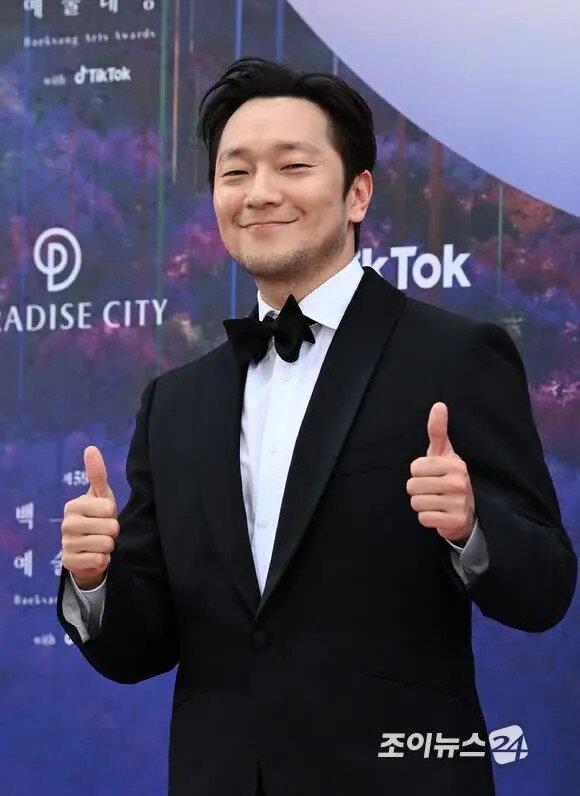 Son Seok Koo xuất hiện tại thảm đỏ lễ trao giải Baeksang Arts Awards 2023 (nguồn: internet)