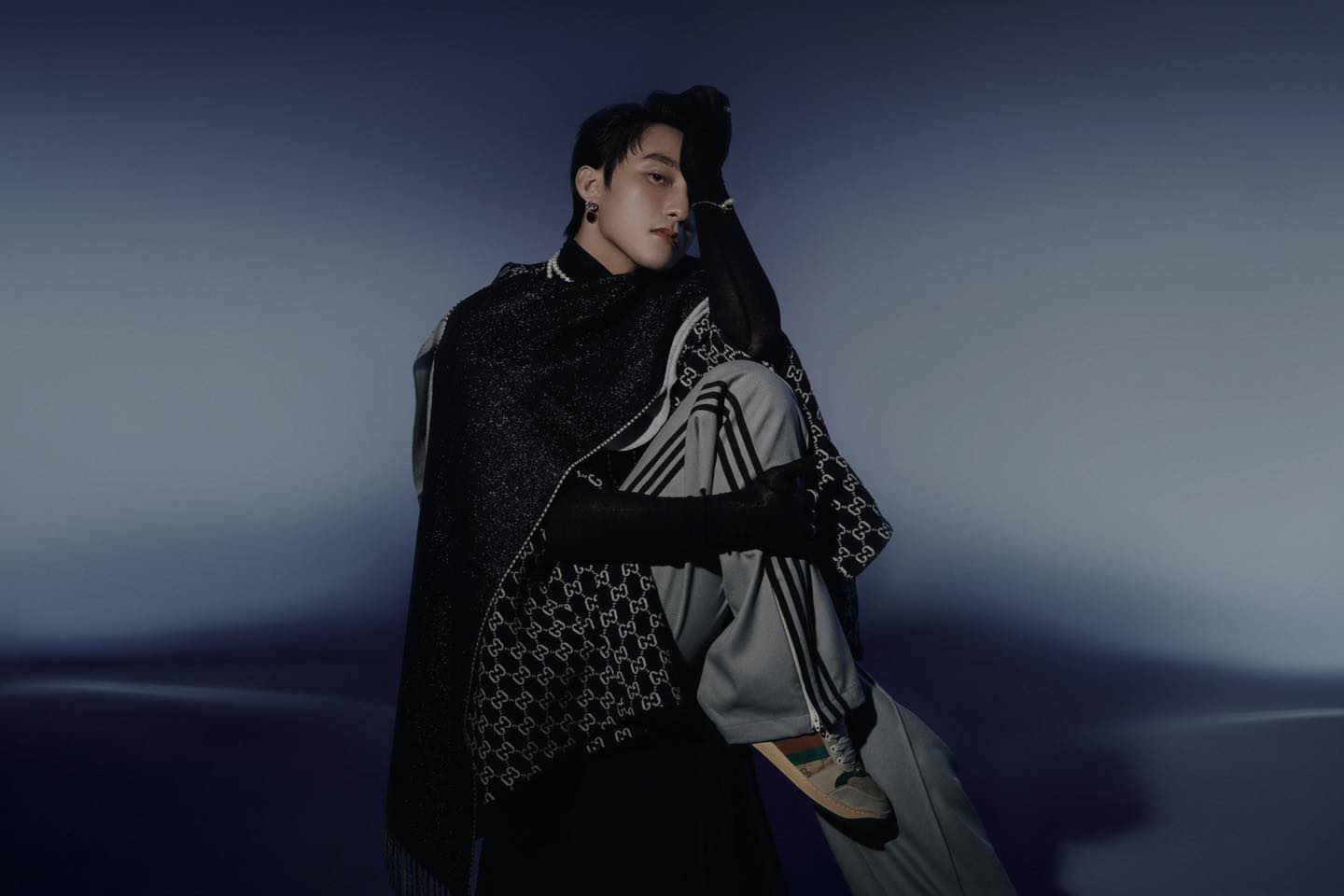 Sơn Tùng M-TP diện áo sơ mi Gucci trong MV “Making My Way” (Nguồn: Internet).