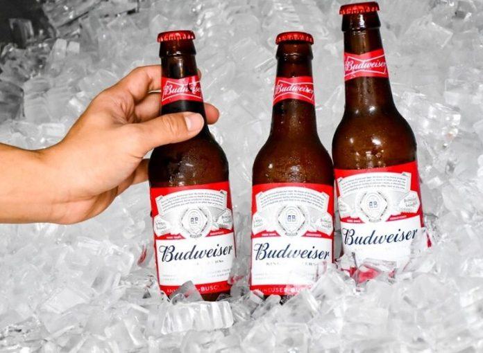 Suốt chiều dài lịch sử của thương hiệu, Budweiser luôn gắn liền với những màn kết hợp đình đám với hàng loạt nghệ sĩ lớn trên khắp thế giới (Ảnh: Internet)