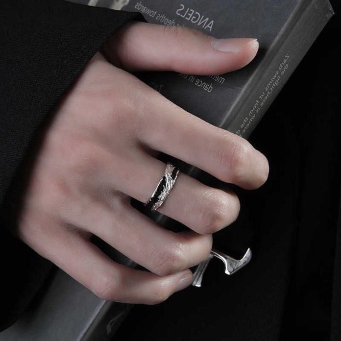 Ý nghĩa ngón tay đeo nhẫn nam bên tay phải
