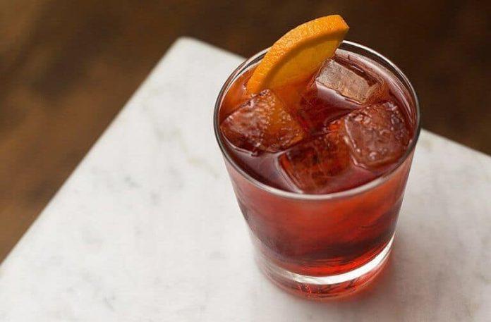 Bạn có thể cho thêm đá hoặc một số nguyên liệu khác để biến tấu giúp ly cafe Americano ngon hơn. (Ảnh: Internet)