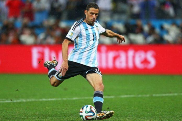 Maxi Rodriquez sút quả luân lưu quyết định đưa Argentina vào chung kết World Cup 2014 (Ảnh: FIFA)