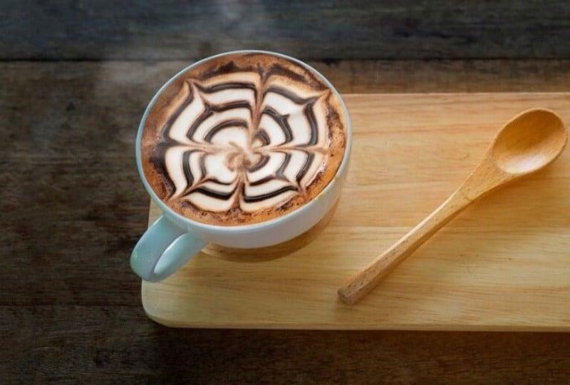 Cách pha ly cà phê Mocha nóng. (Ảnh: Internet)