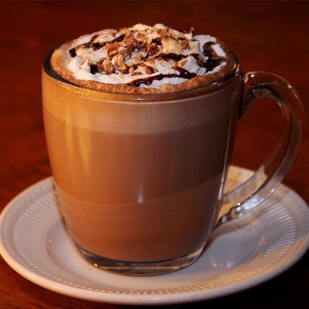 Cà phê Mocha là sự kết hợp của Espresso, sữa nóng và hương vị sauce chocolate. (Ảnh: Internet)