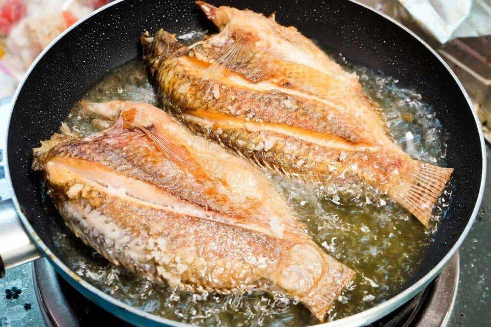 Lật thịt cá quá sớm làm món ăn không ngon (Ảnh: Internet)