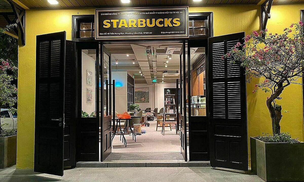 Đầu tháng 12 năm 2022, Starbucks Hội An đã làm xôn xao cộng đồng mạng, bởi xuất hiện không phải là giao diện logo màu xanh lá đặc trưng mà thay vào đó là màu vàng - đen đậm chất phố cổ (Ảnh: Internet)