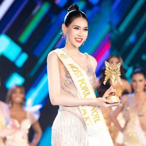 Đại diện Việt Nam - Dịu Thảo nhận giải thưởng phụ (Nguồn: Internet)