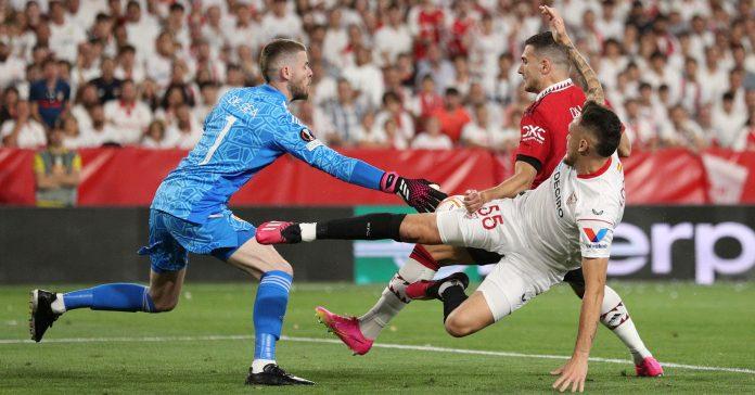 De Gea vẫn hay, đoạt Găng tay vàng Premier League 2022/23 nhưng MU cần một người gác đền mới phù hợp với yêu cầu của Erik ten Hag hơn (Ảnh: Internet)