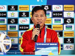 HLV Hoàng Anh Tuấn động viên các cầu thủ sau trận thua (Ảnh: Internet)