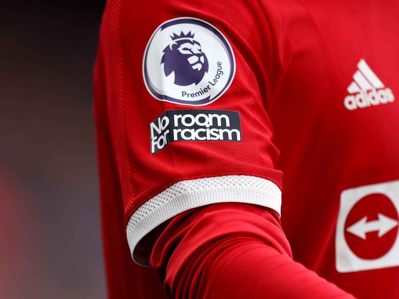 No Room For Racism - khẩu hiệu chống phân biệt chủng tộc trên tay áo các cầu thủ NHA (Ảnh: Manchester United)