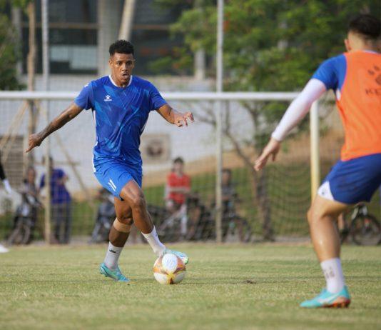 Douglas Coutinho cũng từng thi đấu tại Seoul E-land, CLB hiện tại mà Văn Toàn đang khoác áo