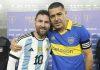 Messi chụp ảnh cùng Riquelme trong trận giao hữu vừa qua (Ảnh: Thanh Niên_
