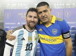 Messi chụp ảnh cùng Riquelme trong trận giao hữu vừa qua (Ảnh: Thanh Niên_