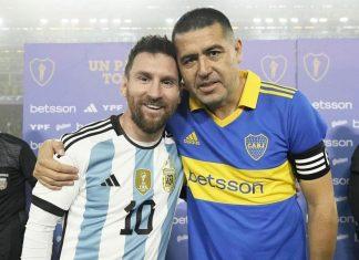 Messi chụp ảnh cùng Riquelme trong trận giao hữu vừa qua (Ảnh: Thanh Niên_