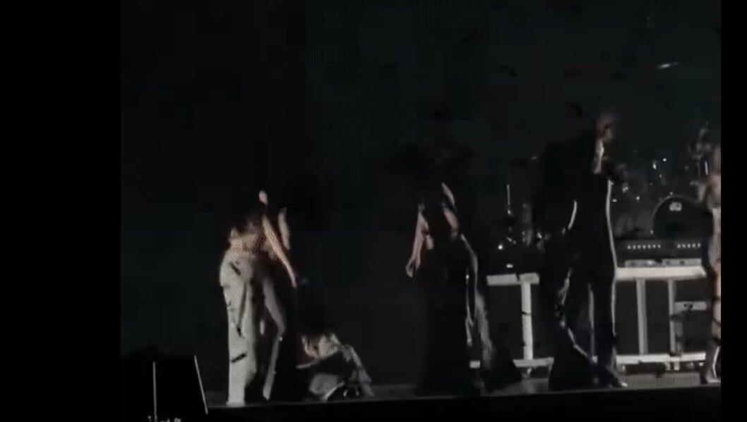 Nữ idol ngã khuỵu khi concert kết thúc (Ảnh: Internet)