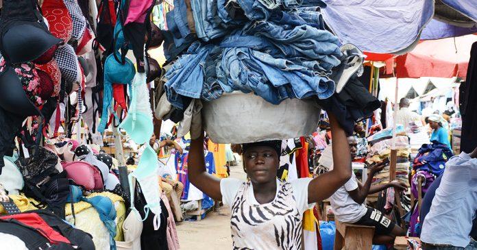 Số quần áo cũ của H&M đã di chuyển tổng cộng 60.000 km bằng tàu biển và xe tải, tương đương với một lần rưỡi vòng quanh thế giới, để bị vứt bỏ ở châu Phi (Ảnh: Internet)