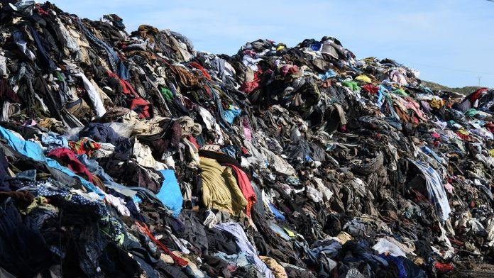 Đặt trong bối cảnh của ngành thời trang nhanh, hàng năm có hàng triệu tấn quần áo từ đây thải ra môi trường (Ảnh: Internet)