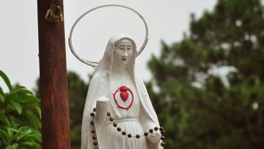 Nét đượm buồn của bức tượng Đức Mẹ tại Măng Đen (Nguồn: Internet)