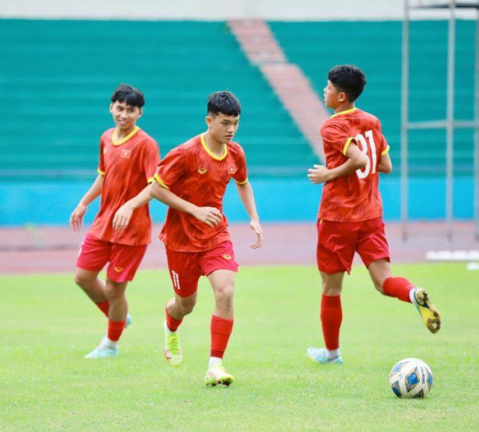 HLV Hoàng Anh Tuấn bị "đâm sau lưng" ở U17 Việt Nam? (Ảnh: Internet)