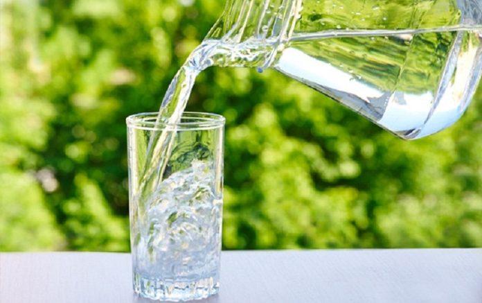 Nên uống nhiều nước vào mùa nắng nóng (Ảnh: Internet)