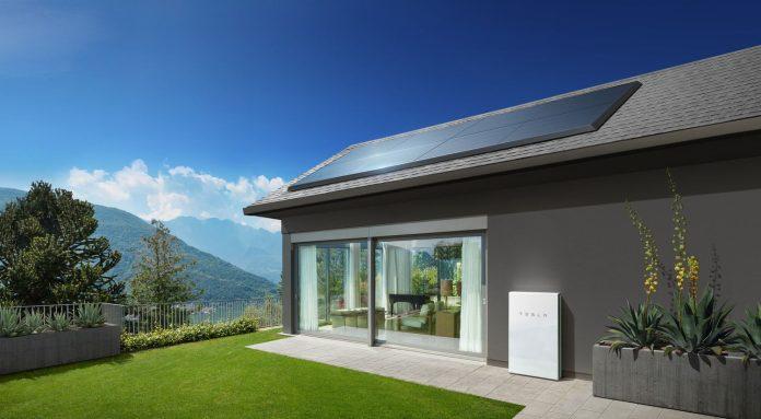 Lắp pin mặt trời trên mái nhà (Ảnh: Internet)