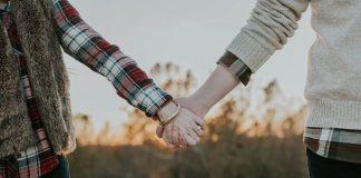 Hình ảnh tay trong tay lãng mạn (Ảnh: Internet)