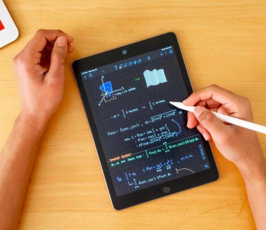 Tại sao bạn nên dùng bút cảm ứng Apple Pencil cùng với iPad? Apple Pencil giúp bạn viết trên iPad giống như trên giấy thật (Ảnh: Internet)