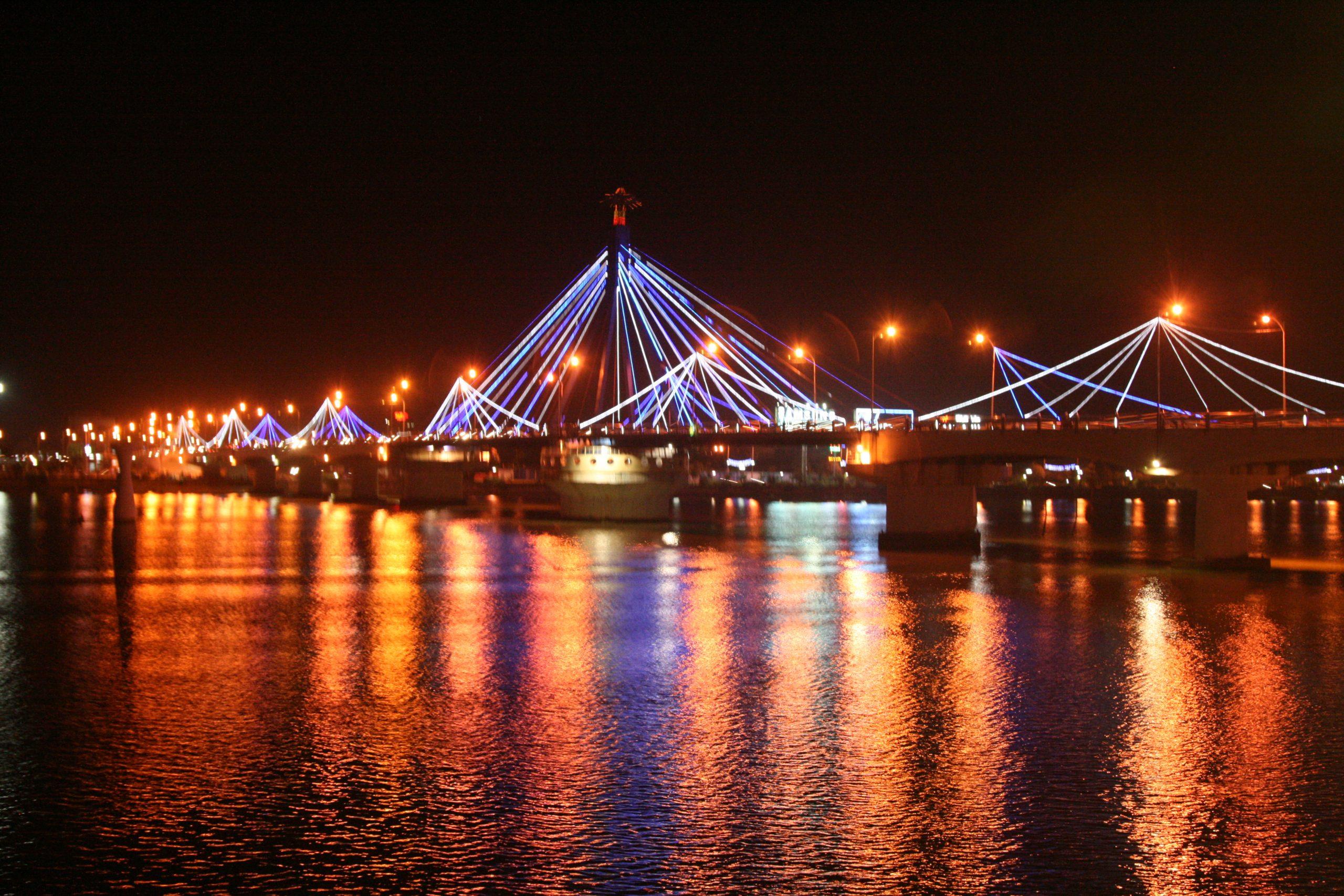 Sông Hàn Đà Nẵng lung linh ánh đèn khi trời về đêm. Ảnh: Internet.