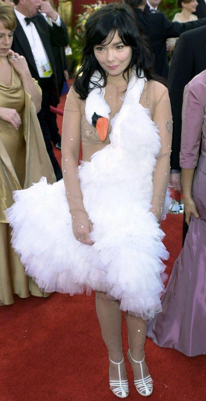 Chiếc váy "Swan Dress"