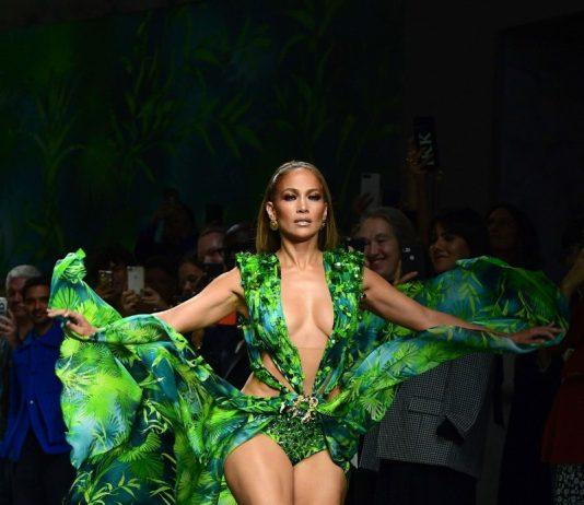 chiếc váy versace jungle dress