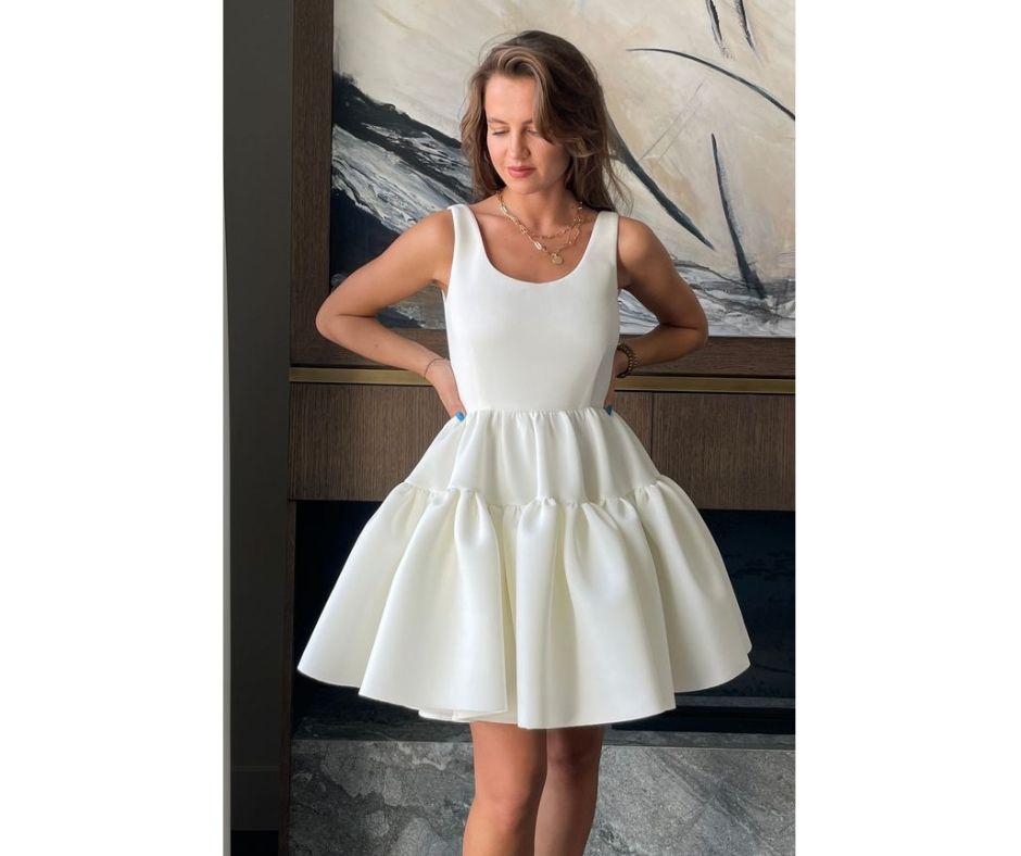 Đầm trắng dáng xòe tạo nên vẻ đẹp thướt tha, bay bổng (Nguồn ảnh: Internet)