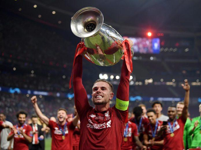 Henderson nâng cao chiếc cup vô địch Champions League với Liverpool (Ảnh: Internet)