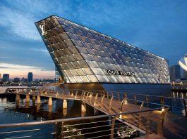Kể từ khi ra mắt công chúng vào năm 2010, tổ hợp Marina Bay Sands gồm nhà hát, khách sạn, nhà hàng, những cửa hiệu nổi tiếng,... đã trở thành một địa điểm mang dấu ấn mạnh mẽ mỗi khi nhắc đến Singapore