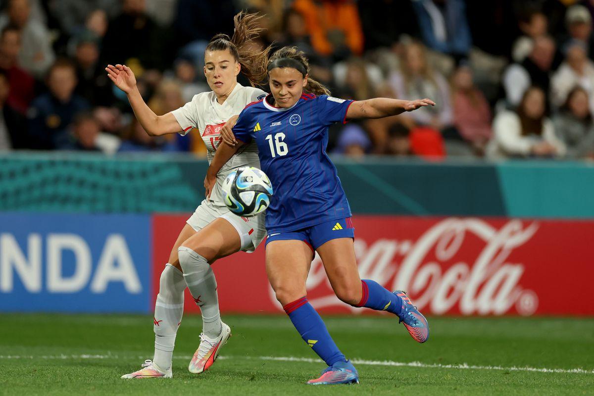 Các cô gái New Zealand vất vả đi tìm kiếm bàn thắng (nguồn ảnh: FIFA)