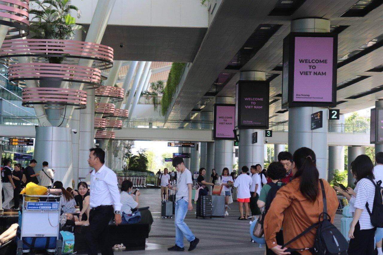 Sân bay Đà Nẵng tràn ngập sắc hồng (Ảnh: Internet)