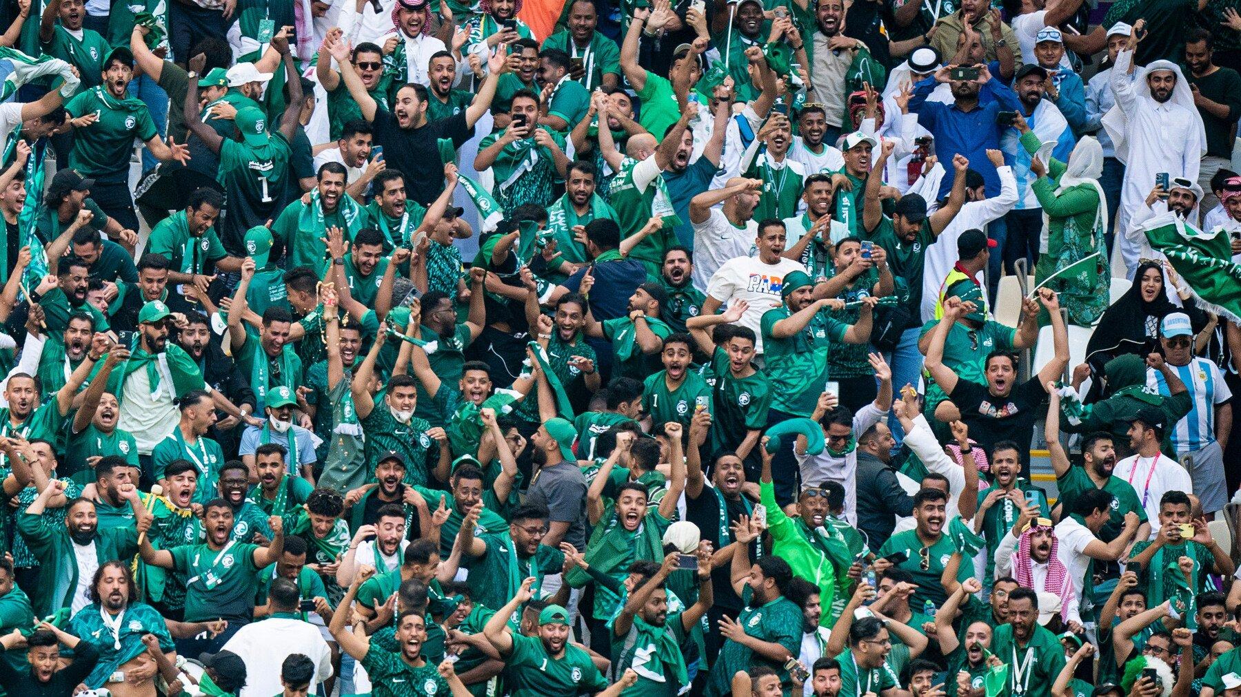 Người hâm mộ Saudi Arabia ăn mừng chiến thắng trước Argentina ở World Cup 2022 (Ảnh: Internet)