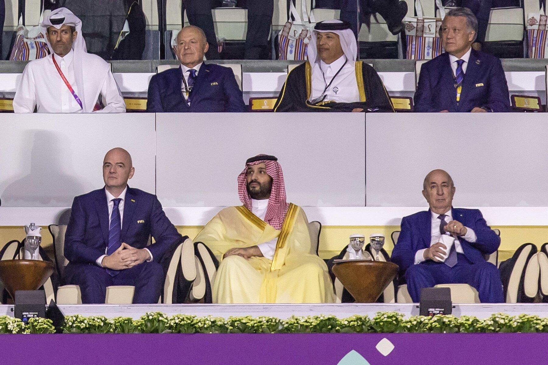 Thái tử Bin Salman ngồi cạnh chủ tịch FIFA Infantino (Ảnh: Internet)