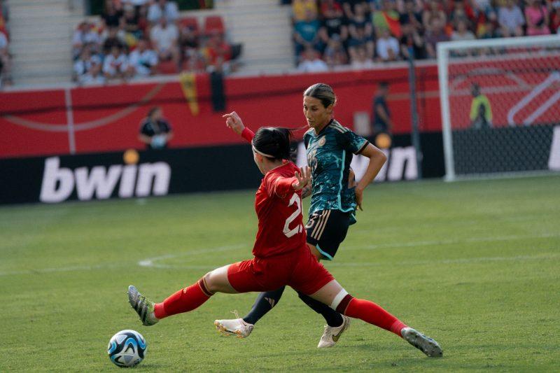 Các cô gái Việt Nam đã có trận đấu đầy quả cảm trước tuyển Đức, đội bóng từng vô địch thế giới (Ảnh: VFF)
