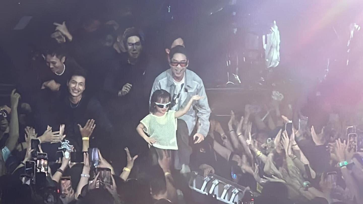Cici cùng bố Justatee trong ''Show diễn của Đen'' tại Hà Nội (Nguồn: Internet)