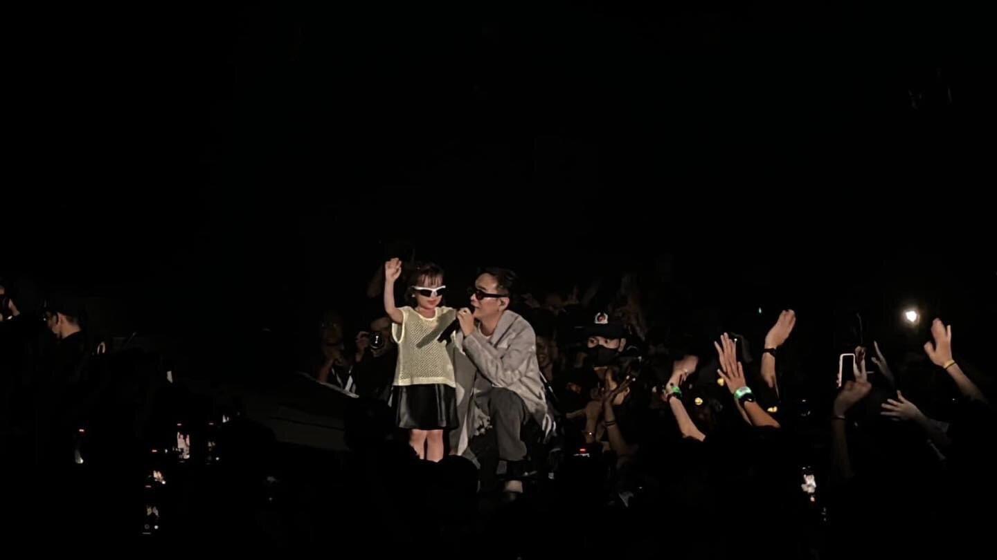 Cici cùng bố Justatee trong ''Show diễn của Đen'' tại Hà Nội (Nguồn: Internet)