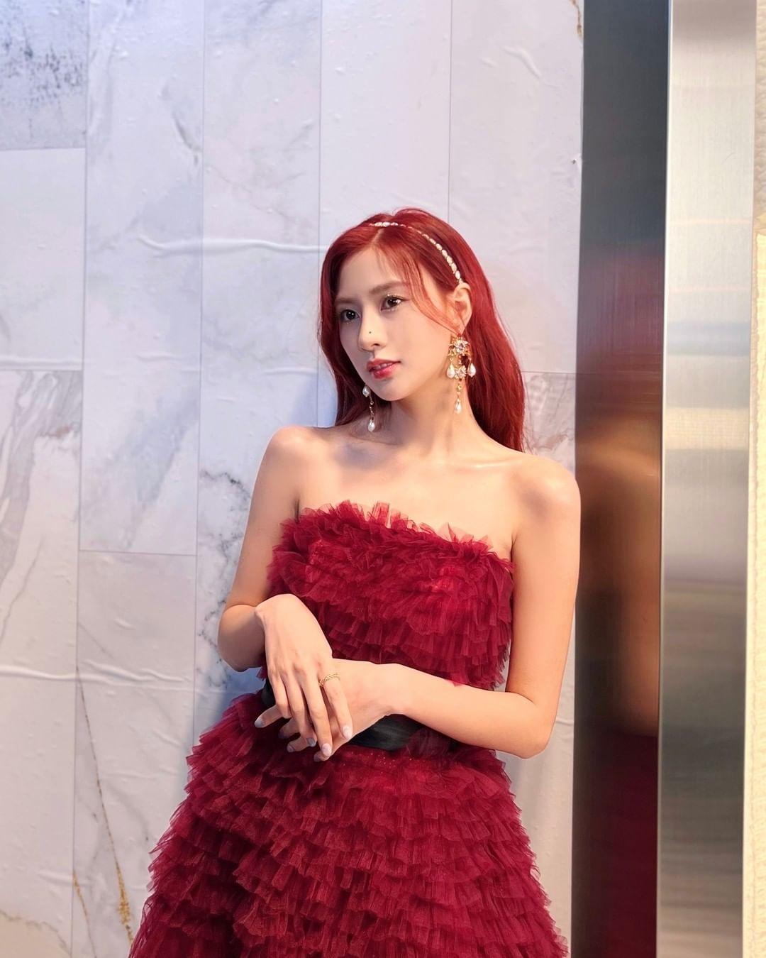 Màu tóc đỏ giúp nữ idol trông như một nàng công chúa bước ra từ truyện cổ tích (nguồn: internet)