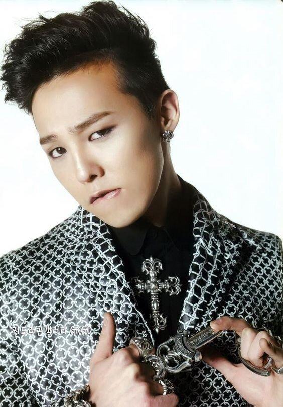 G-Dragon khoác lên mình style Chrome Hearts (Nguồn: Printerest)