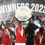 Các cầu thủ Arsenal vui mừng nâng cao Cup vô địch (nguồn ảnh: Internet)