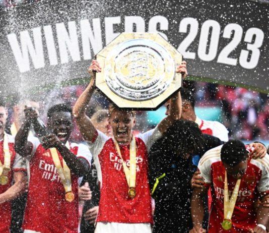 Các cầu thủ Arsenal vui mừng nâng cao Cup vô địch (nguồn ảnh: Internet)