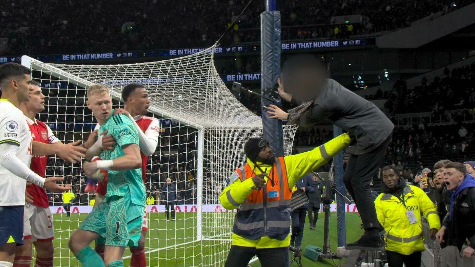 Thủ thành của Arsenal bị cổ động viên Tottenham lao xuống đá vào người (nguồn ảnh: Internet)