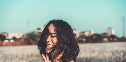 Một nụ cười bằng mười than thuốc bổ. (Nguồn: Internet)