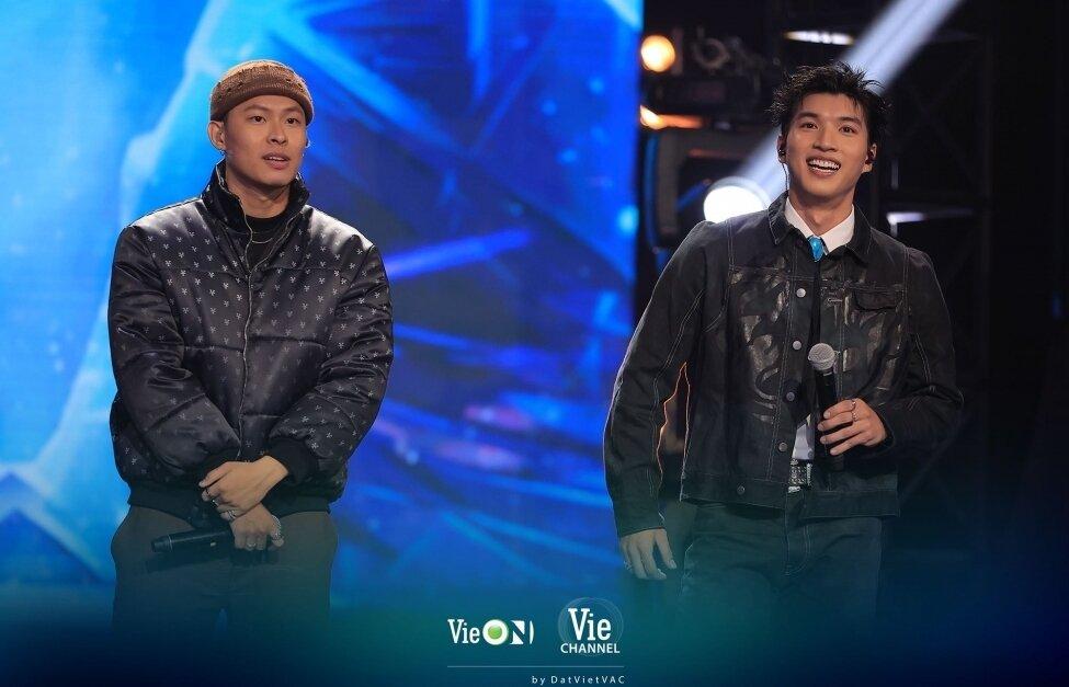 HIEUTHUHAI sóng vai bên người bạn cùng nhóm HURRYKNG trong chương trình Rap Việt mùa 3. Nguồn ảnh: Internet.