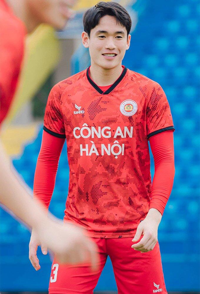 Huỳnh Tấn Sinh với lần thứ 3 vô địch V.League cùng Công An Hà Nội (Ảnh: Internet)