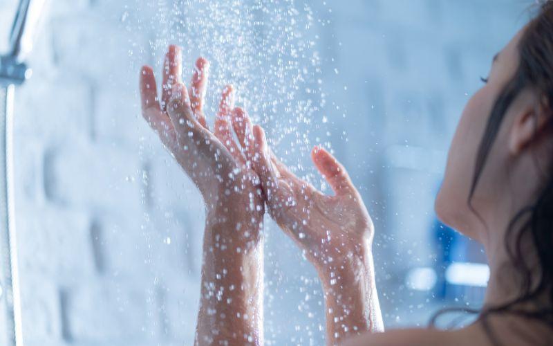 Tắm nước lạnh giúp bạn sảng khoái hơn (Nguồn: Internet)